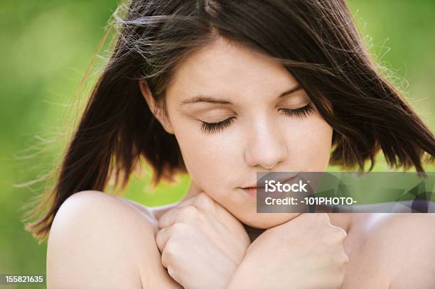 Retrato De Jovem Bela Mulher Calma - Fotografias de stock e mais imagens de Adolescente - Adolescente, Adolescência, Adulto