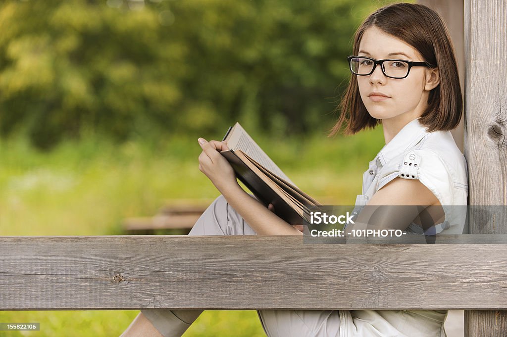 portrait de jeune femme avec un livre de witty - Photo de Adolescence libre de droits