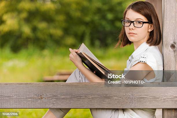 젊은 남자의 인물 사진 위트 있는 가진 여자 예약 갈색 머리에 대한 스톡 사진 및 기타 이미지 - 갈색 머리, 경외감, 공부