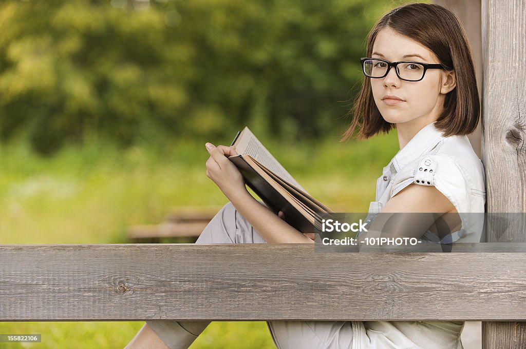 Retrato de jovem mulher com livro witty - Royalty-free Adolescente Foto de stock