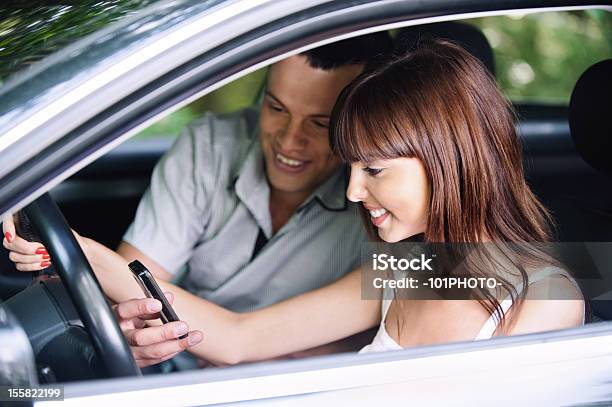 Junges Paar Blick Auf Mobiltelefon Stockfoto und mehr Bilder von Am Telefon - Am Telefon, Auf dem Wasser treiben, Auto