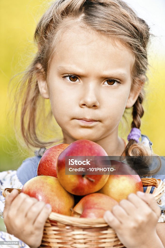 Kleines Mädchen mit Korb voller Äpfel - Lizenzfrei Apfel Stock-Foto