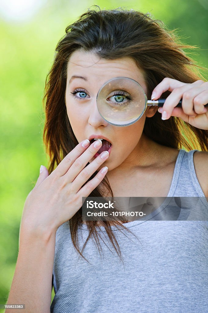 Menina engraçada com lupa - Royalty-free Adolescente Foto de stock