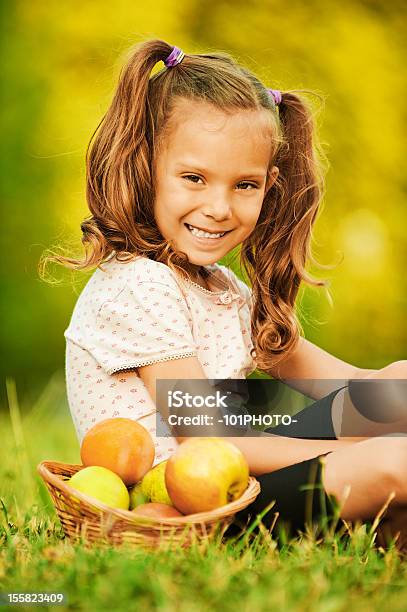 Ritratto Di Bella Bambina - Fotografie stock e altre immagini di Abbigliamento casual - Abbigliamento casual, Alimentazione sana, Allegro