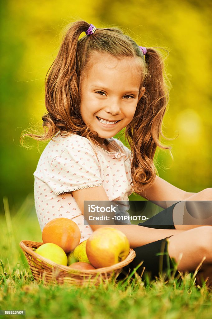 Portret całkiem Mała dziewczynka - Zbiór zdjęć royalty-free (Biały)