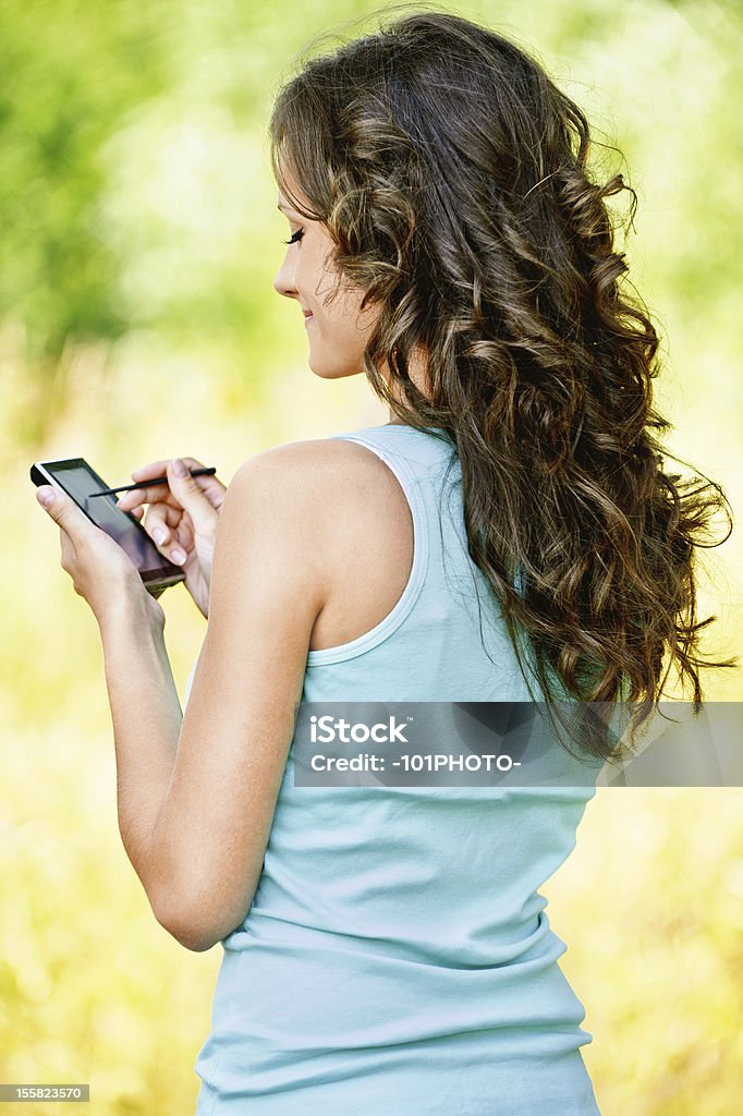Młoda kobieta pracy z smartphone - Zbiór zdjęć royalty-free (Adolescencja)