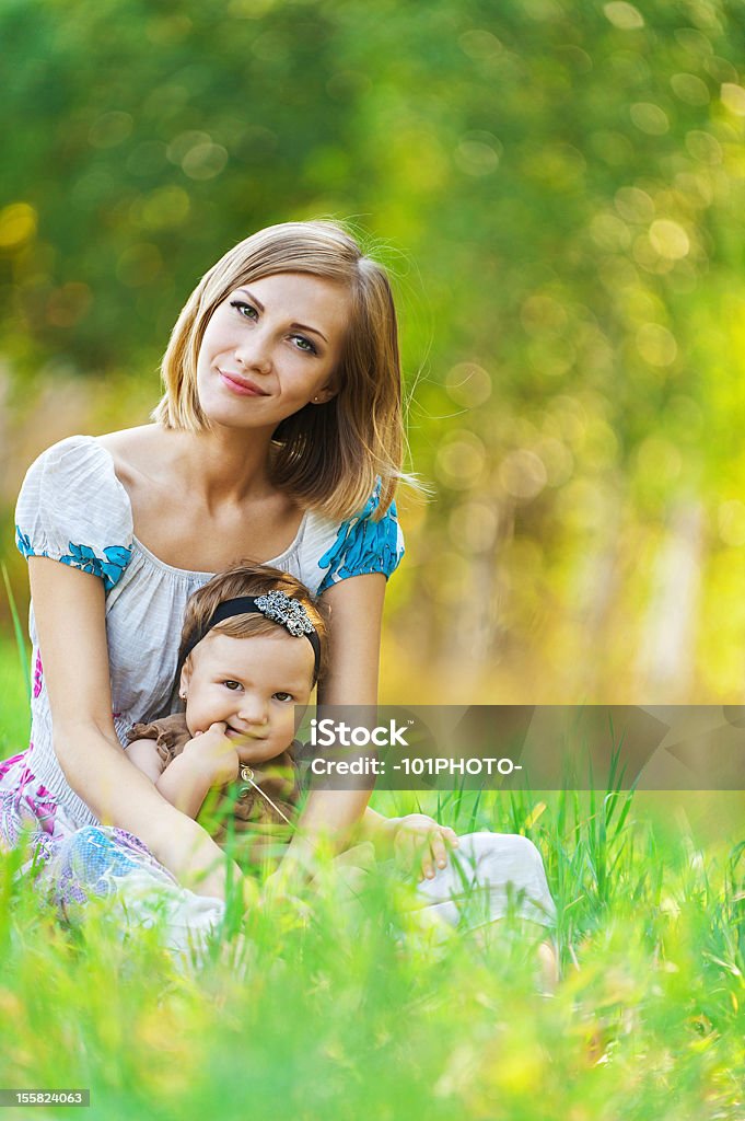 Matka córka siedzący Trawa - Zbiór zdjęć royalty-free (Beztroski)