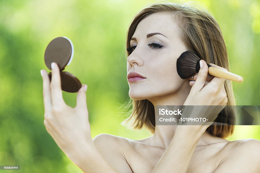 Mulher nua com espelho looks - Foto de stock de Adulto royalty-free