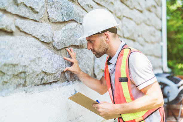 istock Man with a white hard hat holding a clipboard, inspect house 1558242513