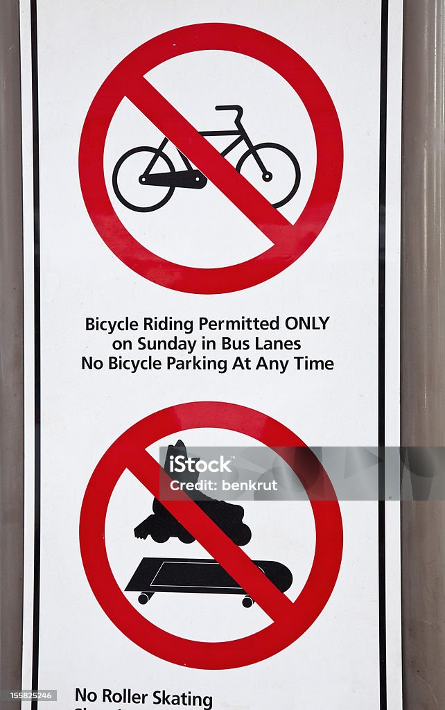 Pas du vélo et de faire du patin à roulettes - Photo de Blanc libre de droits