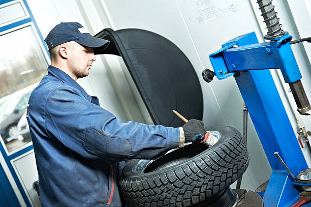 修理工 tyre 注油お車の整備 - tire car built structure surrogate ストックフォトと画像