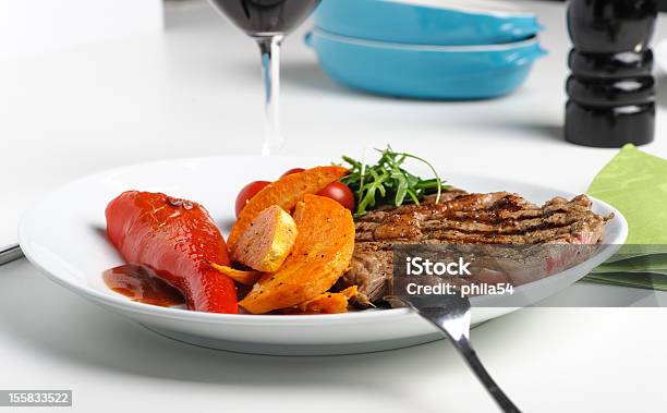 Foto de Filé De Carne Bovina Com Grill Marca e mais fotos de stock de Almoço - Almoço, Batatas Prontas, Bife