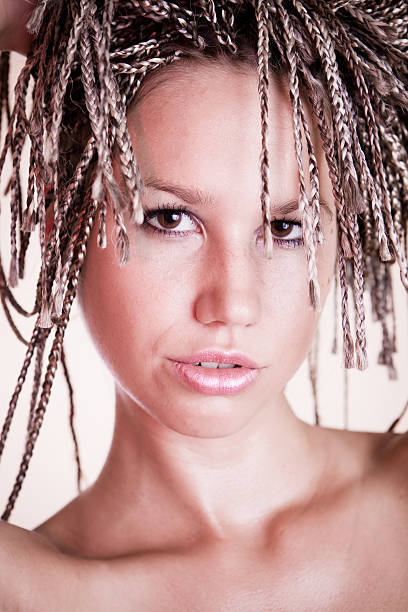 Retrato da menina bonito com plaits africano - fotografia de stock