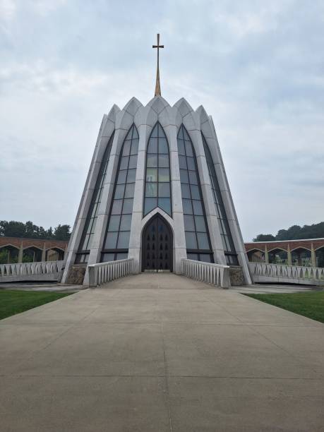 istock Chiesa del cimitero 