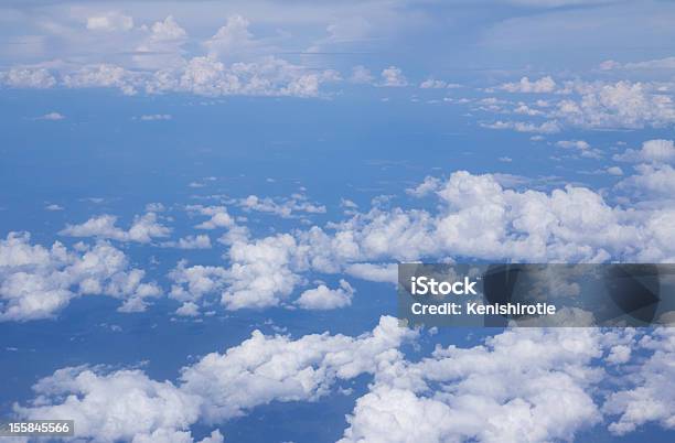 Jasny Niebieski Niebo Nad Chmury - zdjęcia stockowe i więcej obrazów Bez ludzi - Bez ludzi, Biały, Chmura