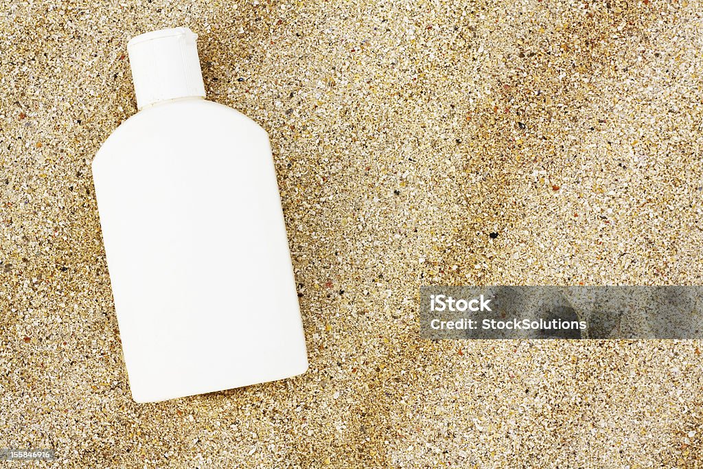 Blocco di sole sulla spiaggia - Foto stock royalty-free di Abbronzarsi