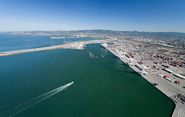 vue aérienne port d'oakland extérieur - oakland california commercial dock harbor california photos et images de collection
