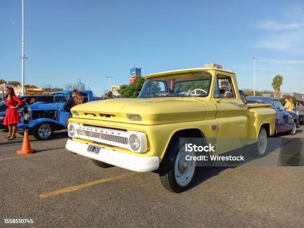 Viejo Amarillo 1965 Chevrolet Chevy C10 Apache Flareside Cama Camioneta Pickup En Un Estacionamiento Foto de stock y más banco de imágenes de 1965
