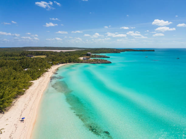 vue panoramique aérienne des plages de sable blanc et de l’eau turquoise - eleuthera island photos et images de collection