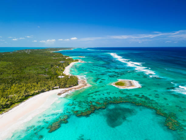 vue panoramique aérienne des plages de sable blanc et de l’eau turquoise - eleuthera island photos et images de collection