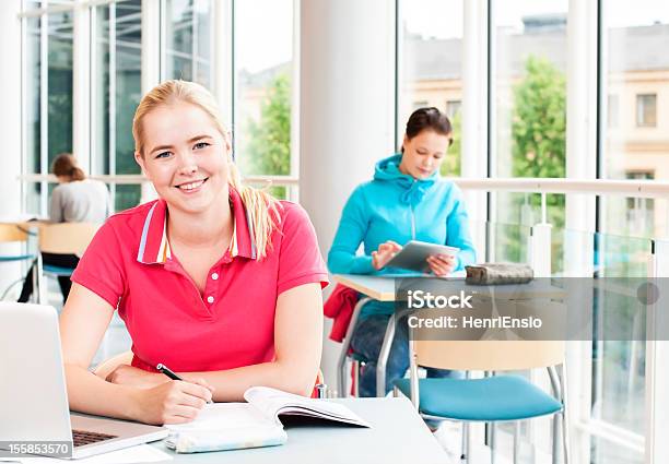 Alunos A Estudar - Fotografias de stock e mais imagens de Adolescente - Adolescente, Escrever, Jovem Adulto