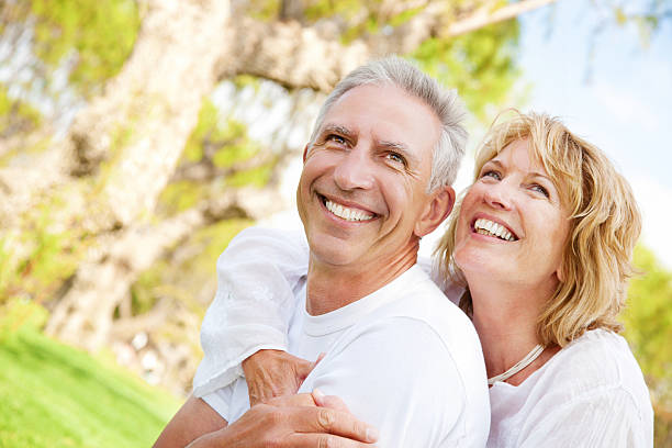 Casal sorridente - fotografia de stock