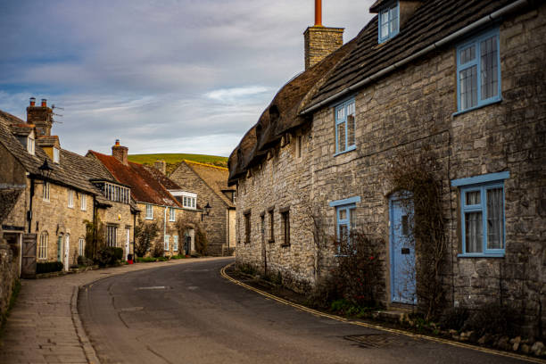 eine der straßen im dorf corfe castle - 5547 stock-fotos und bilder