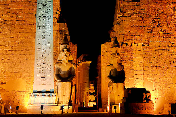 tempel von luxor bei nacht - luxor egypt temple ancient egyptian culture stock-fotos und bilder