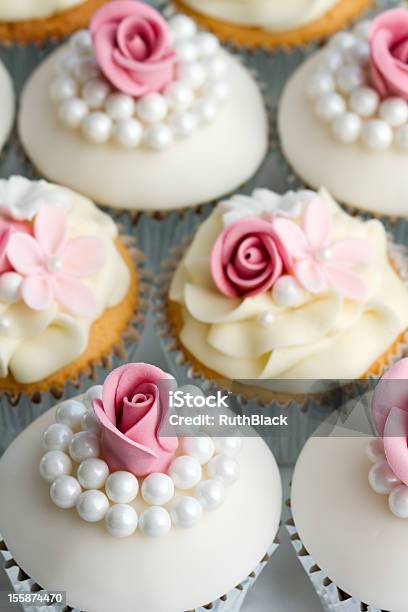 Photo libre de droit de Petits Gâteaux De Mariage banque d'images et plus d'images libres de droit de Aliment - Aliment, Blanc, Choix