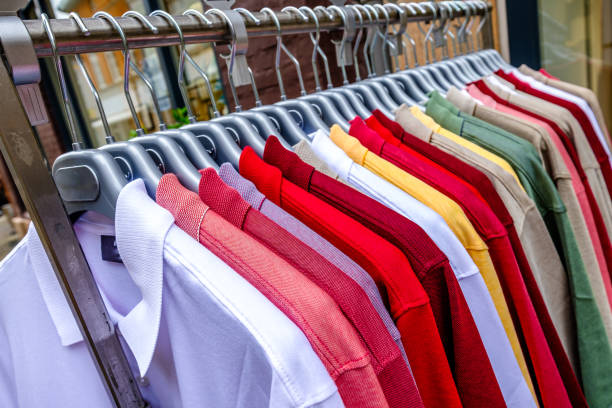 kleidung an einem regal - polo shirt multi colored clothing variation stock-fotos und bilder