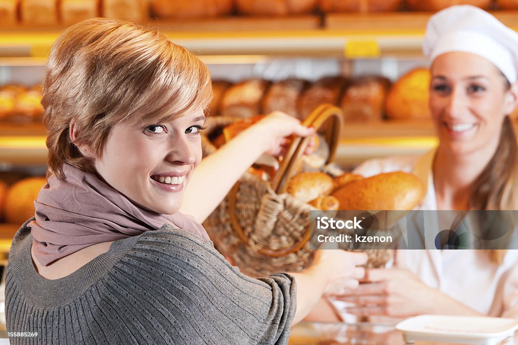 Vendedor com cliente feminino em padaria - Foto de stock de Adulto royalty-free