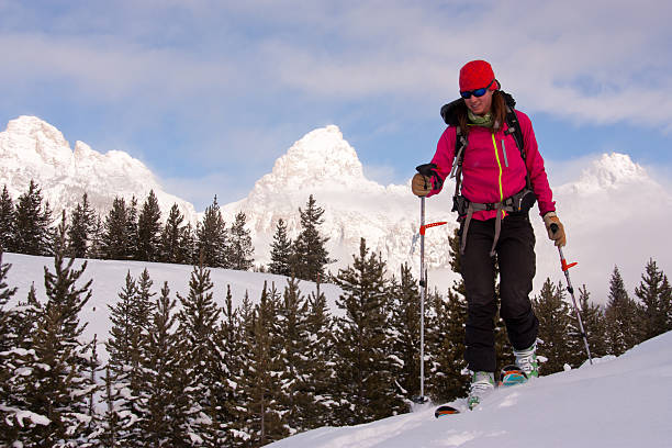 prática de esqui alpino em wyoming - telemark skiing fotos - fotografias e filmes do acervo