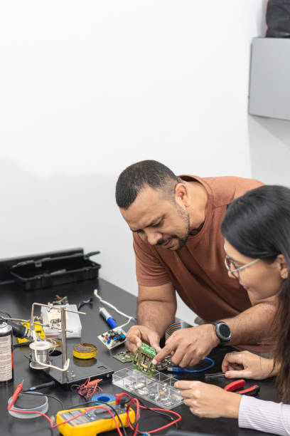 istock Man teaches engineering to young college student 1558894976