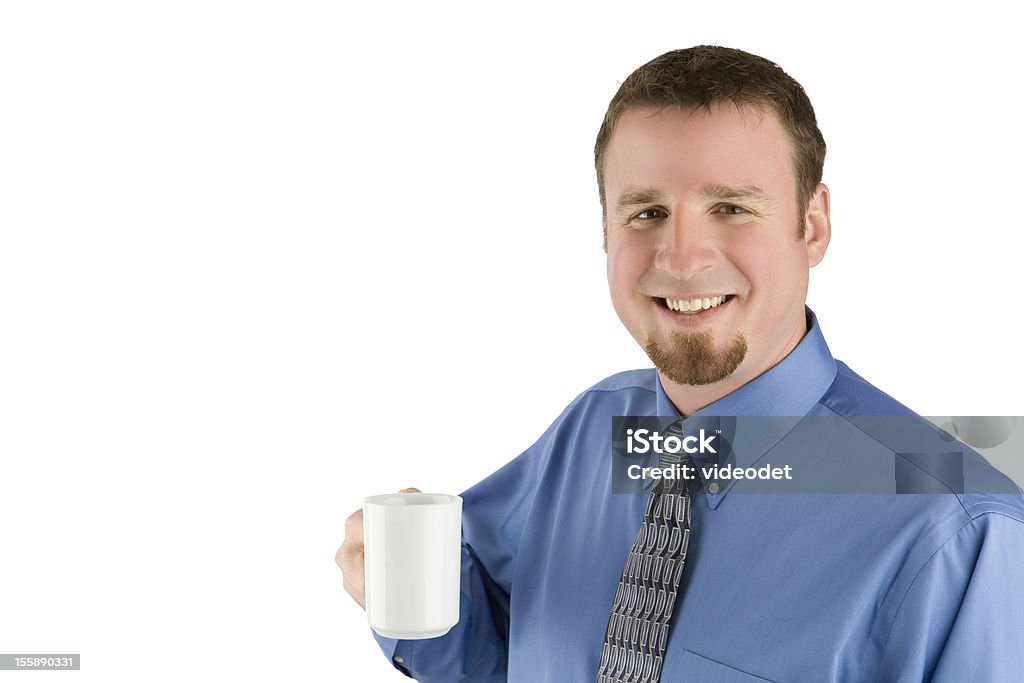 Homme d'affaires souriant tout en tenant une tasse à café - Photo de Adulte libre de droits
