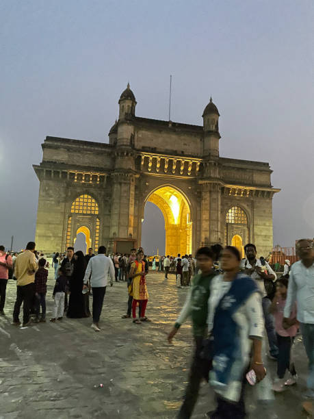 imagen en primer plano de multitudes de turistas caminando por la zona peatonal de gateway of india, mumbai, india, al atardecer, se centra en primer plano - vertical gateway to india famous place travel destinations fotografías e imágenes de stock