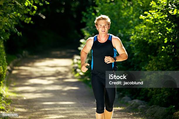 Człowiek Jogging Na Zewnątrz - zdjęcia stockowe i więcej obrazów 20-29 lat - 20-29 lat, Aktywny tryb życia, Biegać