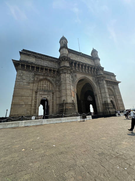imagem em close-up de multidões de turistas caminhando pela área pedestre de gateway of india, mumbai, índia, foco em primeiro plano - vertical gateway to india famous place travel destinations - fotografias e filmes do acervo