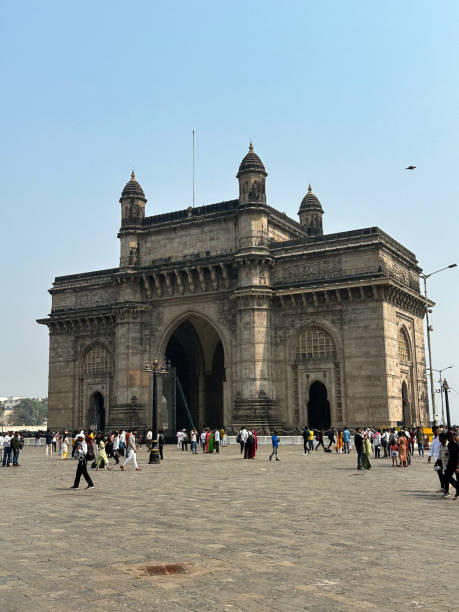 imagen de multitudes de turistas caminando por la zona peatonal de gateway of india, mumbai, india, se centra en primer plano - vertical gateway to india famous place travel destinations fotografías e imágenes de stock