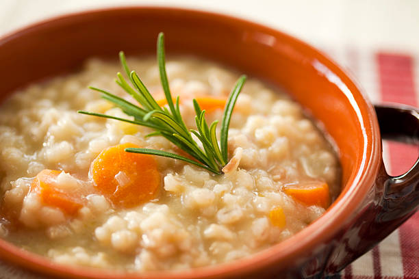 włoski, jęczmień zupa - vegetable barley soup zdjęcia i obrazy z banku zdjęć