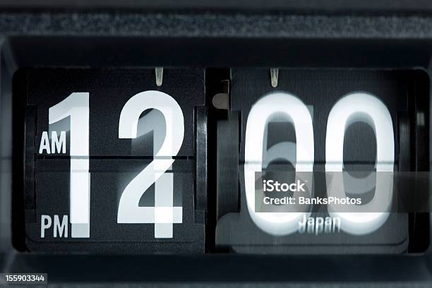 Ретро Flip Clock Изменения В 2359 До Полуночи — стоковые фотографии и другие картинки Часы - настольные или настенные - Часы - настольные или настенные, Бросать, Время летит