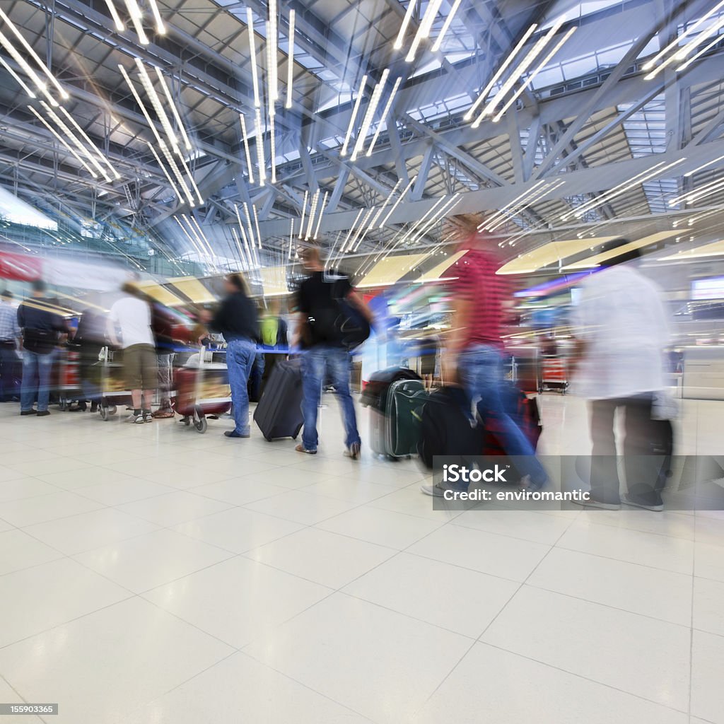 Путешественники queing для регистрации в Международный аэропорт. - Стоковые фото Аэропорт роялти-фри