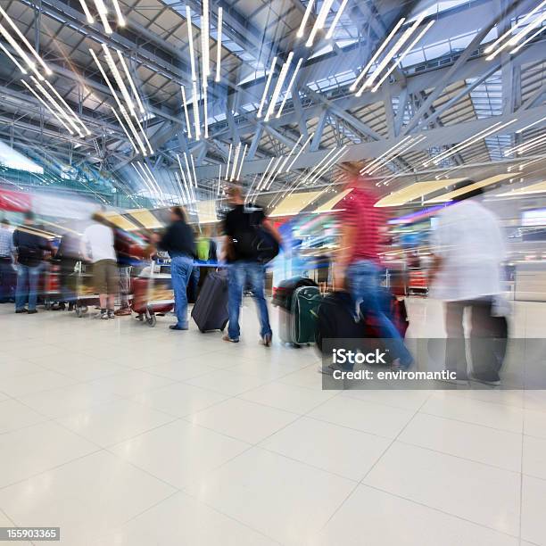 Путешественники Queing Для Регистрации В Международный Аэропорт — стоковые фотографии и другие картинки Аэропорт