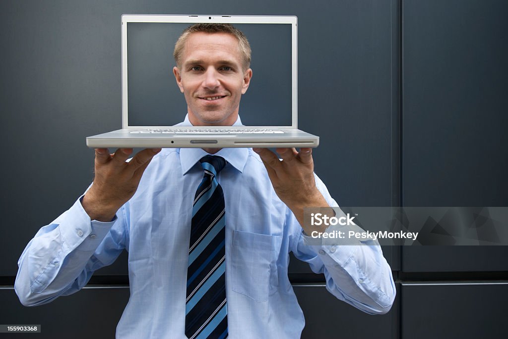 Uśmiechający się mężczyzna Biznesmen posiadania laptopa z twarzy na ekranie - Zbiór zdjęć royalty-free (30-39 lat)