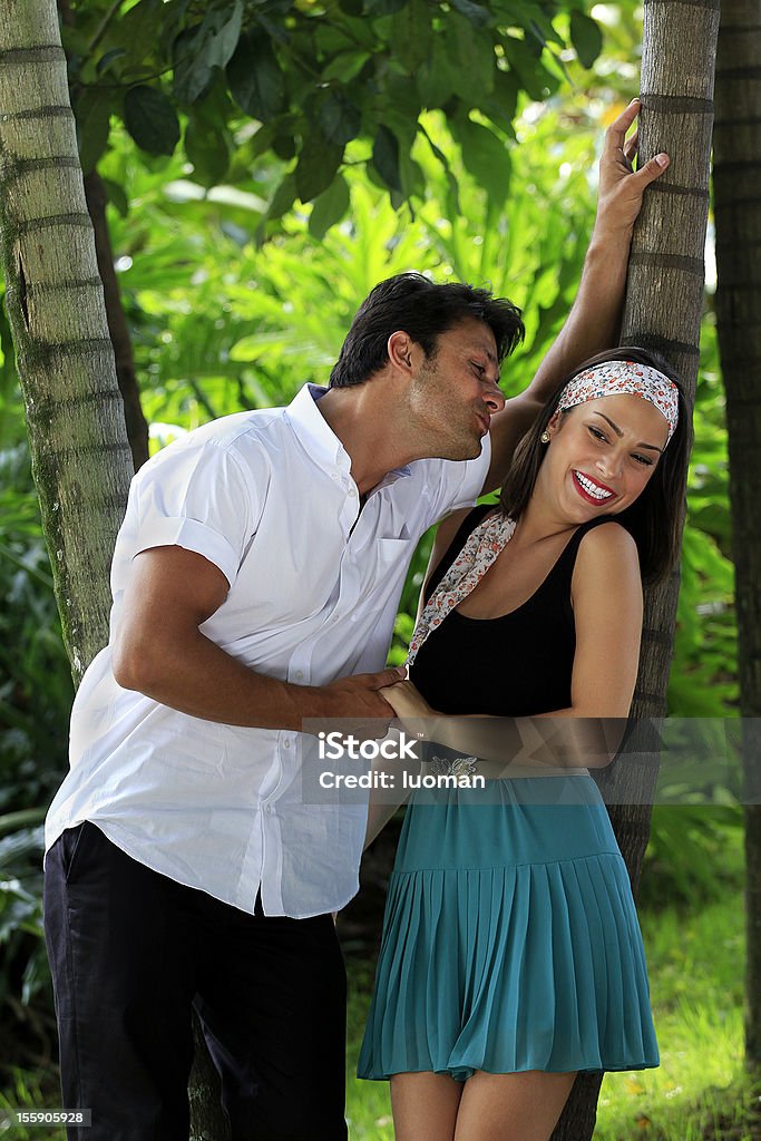 Casal em amor em um parque - Foto de stock de Beijar royalty-free