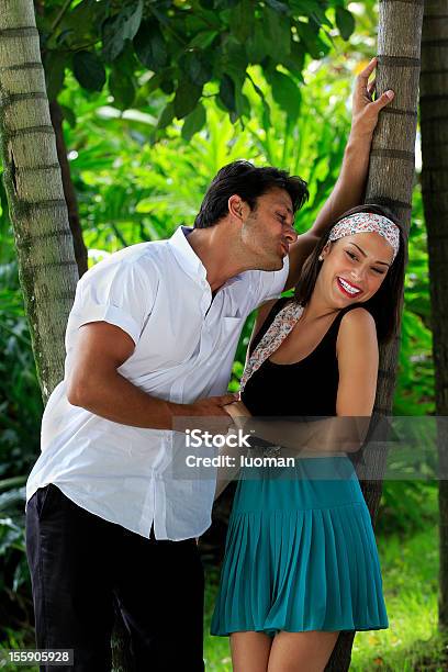 Foto de Casal Em Amor Em Um Parque e mais fotos de stock de Beijar - Beijar, Esforço, Homens