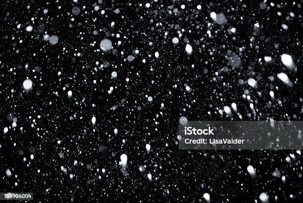 Schneeflocken Stockfoto und mehr Bilder von Schneien - Schneien, Schwarzer Hintergrund, Schneesturm