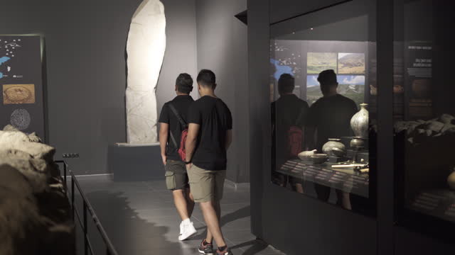 2 young men visiting a museum