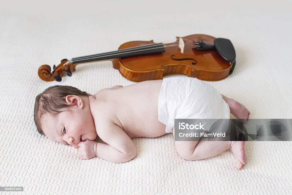 Bambina accanto per violino - Foto stock royalty-free di Bambino