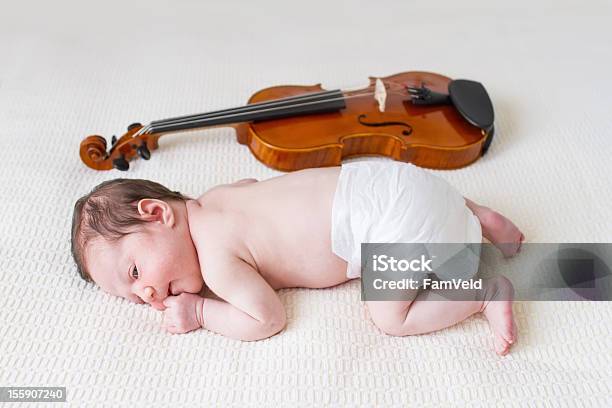 Bambina Accanto Per Violino - Fotografie stock e altre immagini di Bambino - Bambino, Bebé, Blu