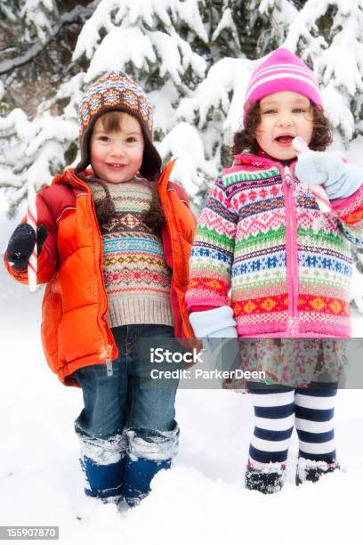 소녀만 및 남자아이 게임하기 In 인공눈 식사 사탕 지팡이 2-3 살에 대한 스톡 사진 및 기타 이미지 - 2-3 살, 건강한 생활방식, 겨울